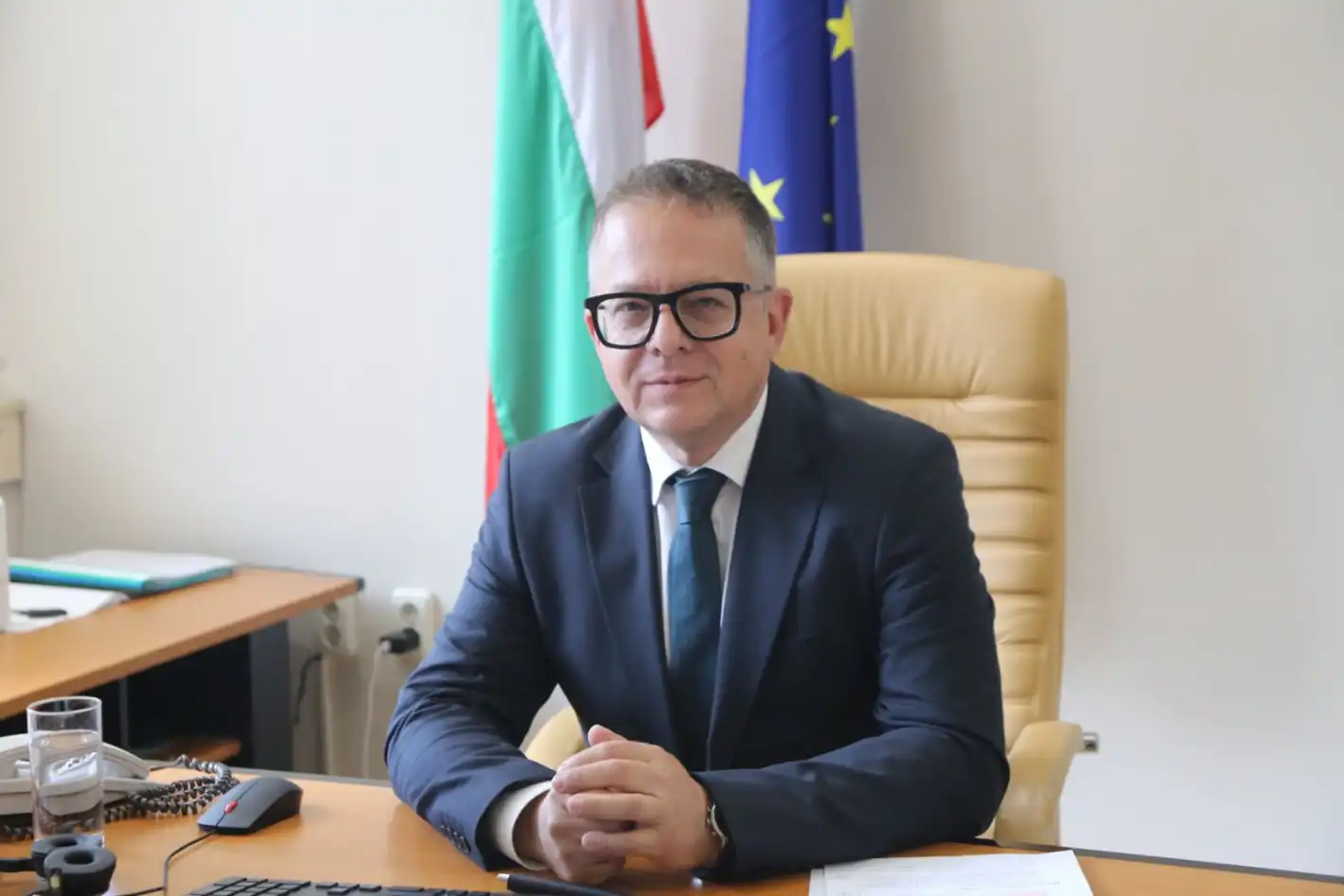 Вицето на икономиката Барбалов пред БЛИЦ за новите инвестиции у нас, как ни засягат митата от САЩ и накъде гледат българските предприемачи