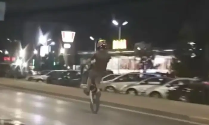 Нагъл моторист вбеси столичани, мрежата прегря Видео