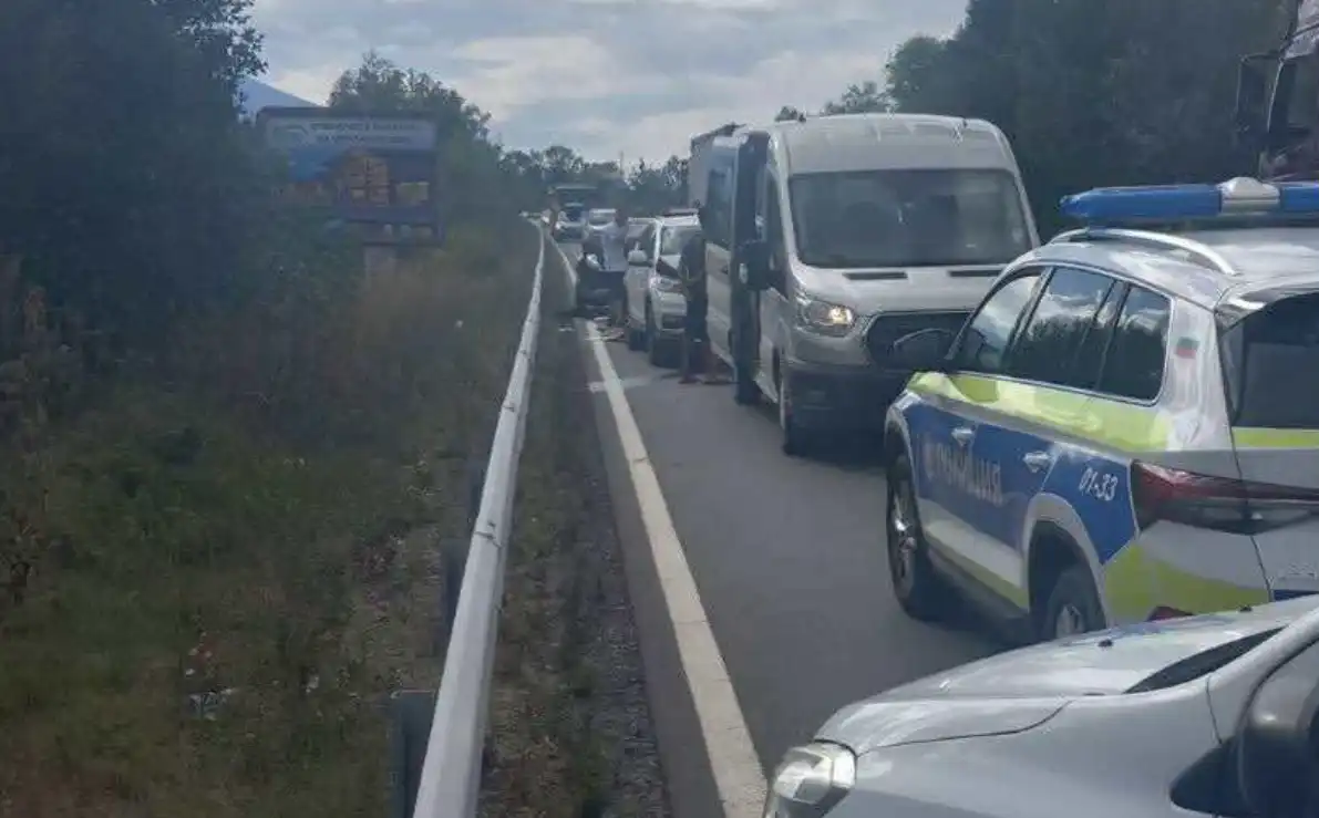 Поредна катастрофа блокира пътя за Банско, тапата е невиждана Снимки