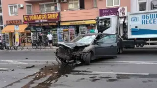Зверско меле Несебър в ранни зори, по асфалта се лее... Снимки