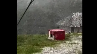 Времето се побърка! Сняг се сипе на парцали в наша съседка Видео