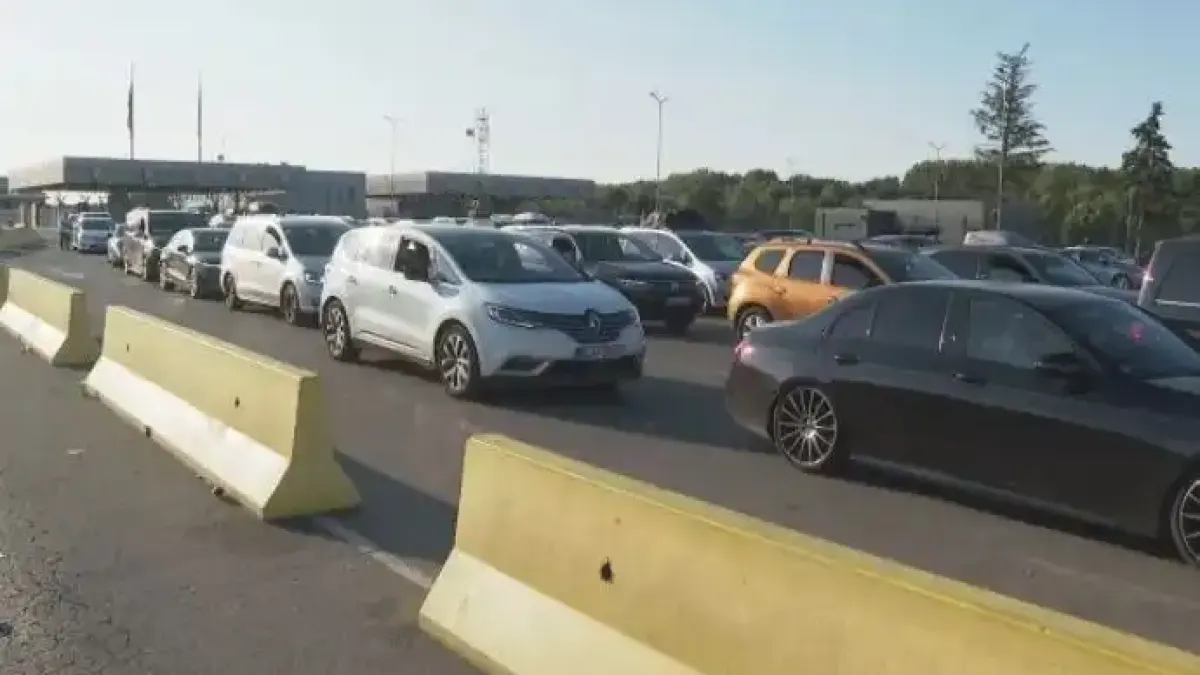 Тапа на границата с Турция: Колони от коли чакат, за да влязат в България
