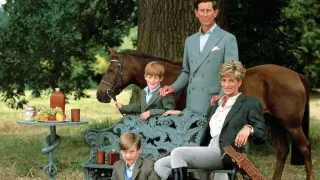 Всичко е фалшиво: Как Даяна и Чарлз измамиха света с тази снимка