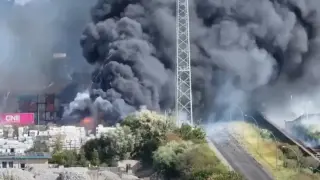 Стотици пожарникари участват в гасенето на големия пожар в Хамбург Видео
