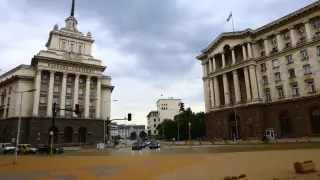 В Триъгълника на властта ври и кипи: Радев връчва мандат, депутатите се връщат ударно от ваканция