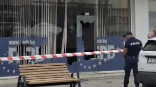 Невиждано варварство срещу ГЕРБ, мъж с брадва... Снимки