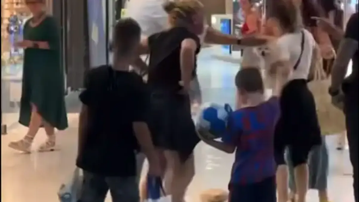 Видео 18+ от брутален женски бой в столичен мол взриви мрежата, отстрани реве дете!