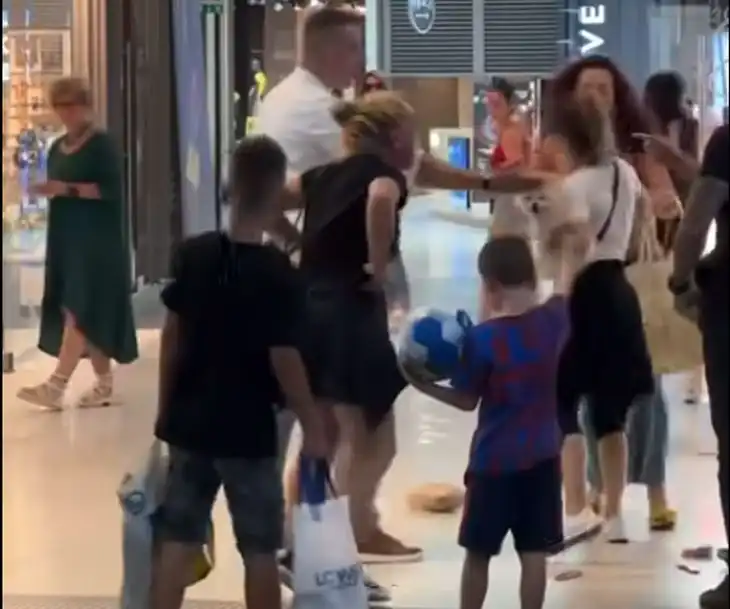 Видео 18+ от брутален женски бой в столичен мол взриви мрежата, отстрани реве дете!