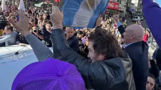 Протестиращи замеряха аржентинския президент с камъни Видео