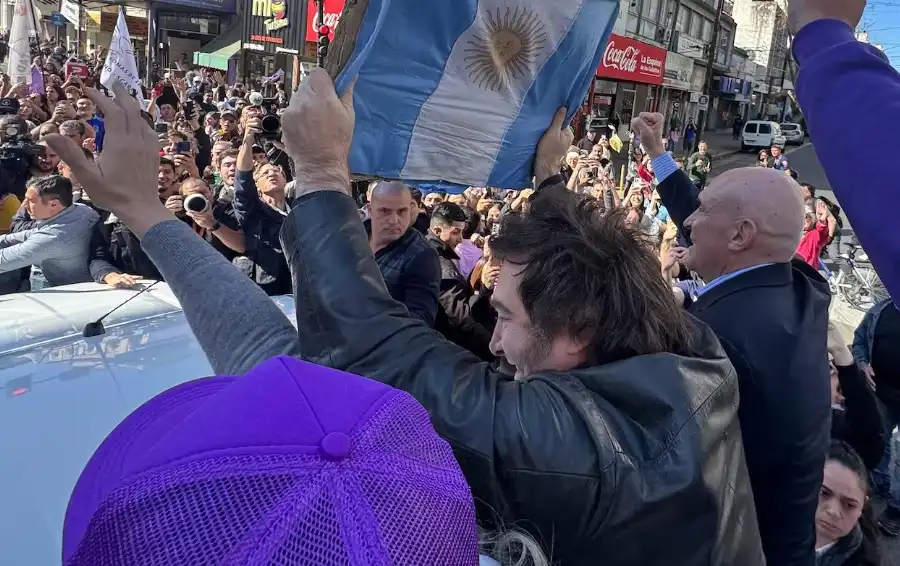 Протестиращи замеряха аржентинския президент с камъни Видео