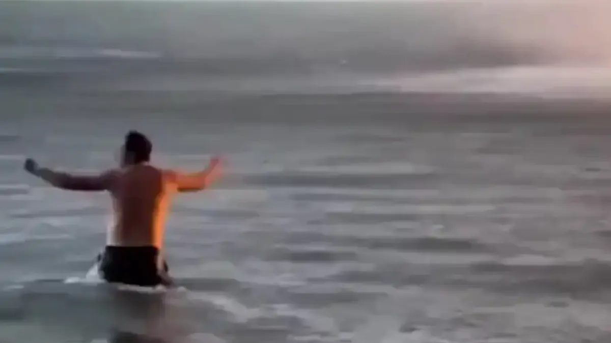 Мъж реши да изпита съдбата си и влезе в смерч Видео