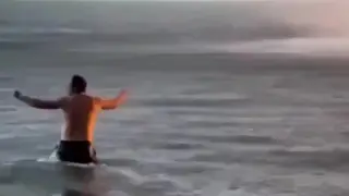 Мъж реши да изпита съдбата си и влезе в смерч Видео