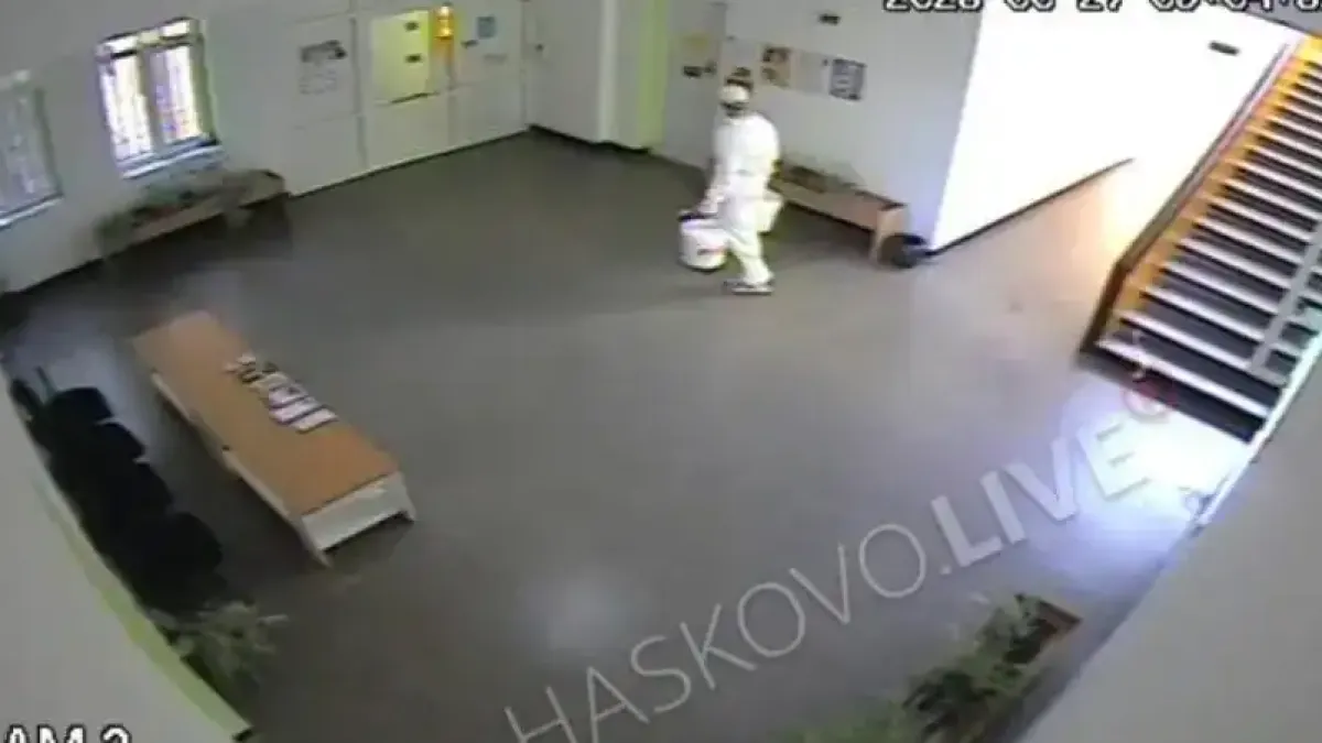 Задържаха трима за фекалното нападение над директорка в Димитровград Снимки 18+