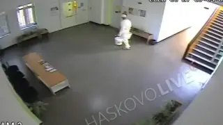 Задържаха трима за фекалното нападение над директорка в Димитровград Снимки 18+