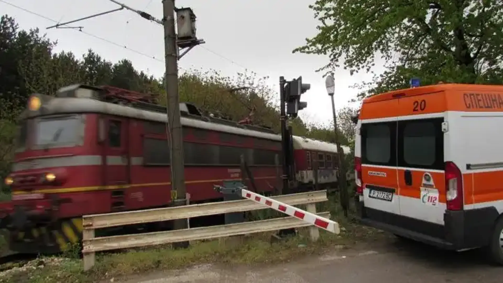 Ад край Крета: Влак смаза кола на жп прелез, шофьорът по чудо оцеля!