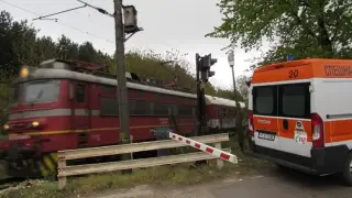 Ад край Крета: Влак смаза кола на жп прелез, шофьорът по чудо оцеля!