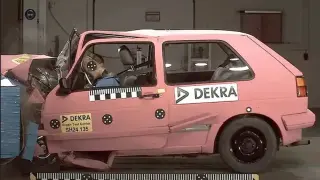 Разбиха стар Volkswagen Golf в краш тест, ето какъв е резултатът Видео
