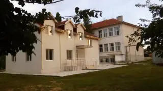 Ужасяващ инцидент с труп в село Огнен, двама полицаи пострадаха