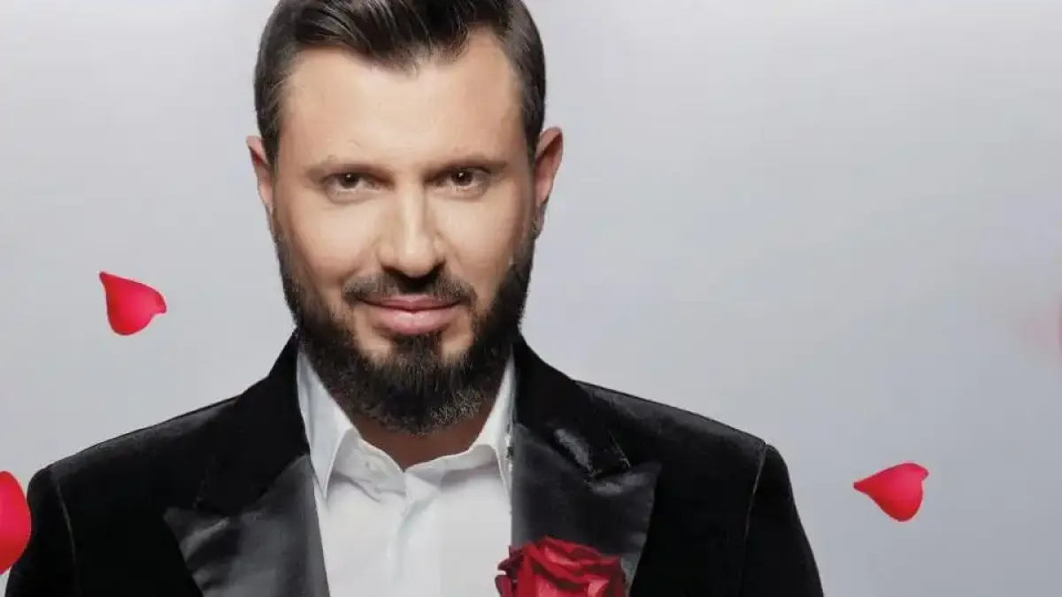 Мартин Елвиса се пусна с мистериозна дама и запали мрежата Снимки