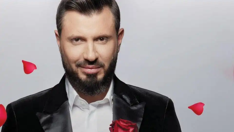 Мартин Елвиса се пусна с мистериозна дама и запали мрежата Снимки