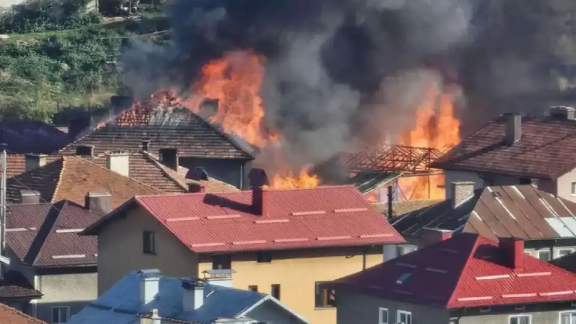 Огнен ад край София! Има загинал, жена се хвърли от втория етаж