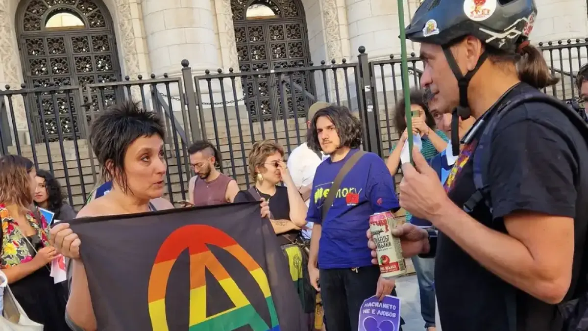 Огромен скандал на пъпа на София! Протестиращи срещу насилието изгониха мъже, решили да...  Снимки