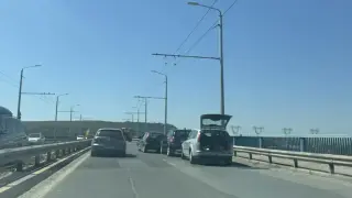 Верижно меле на Аспаруховия мост във Варна! 4 коли се нанизаха, хвърчи линейка Видео
