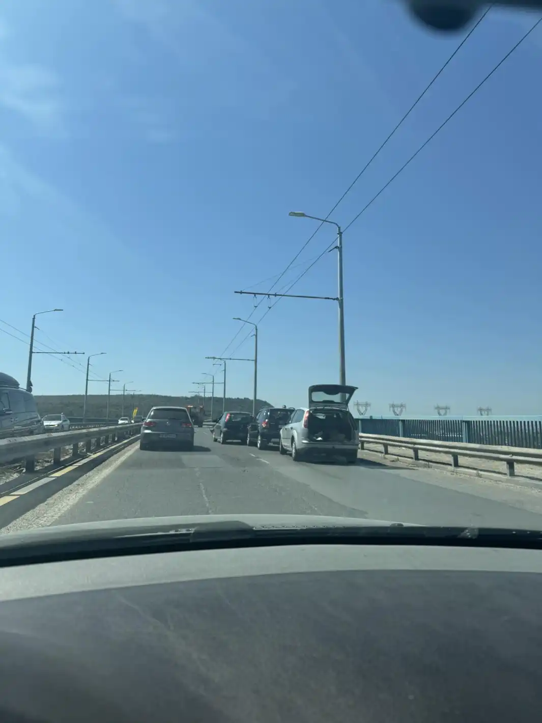 Верижно меле на Аспаруховия мост във Варна! 4 коли се нанизаха, хвърчи линейка Видео