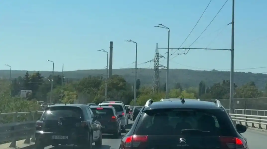 Верижно меле на Аспаруховия мост във Варна! 4 коли се нанизаха, хвърчи линейка Видео
