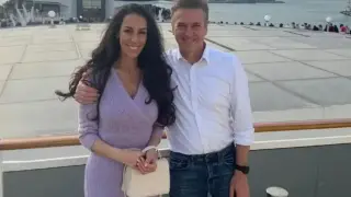 Премиерът на Словения се сгоди за 20 години по-млада от него инфлуенсърка