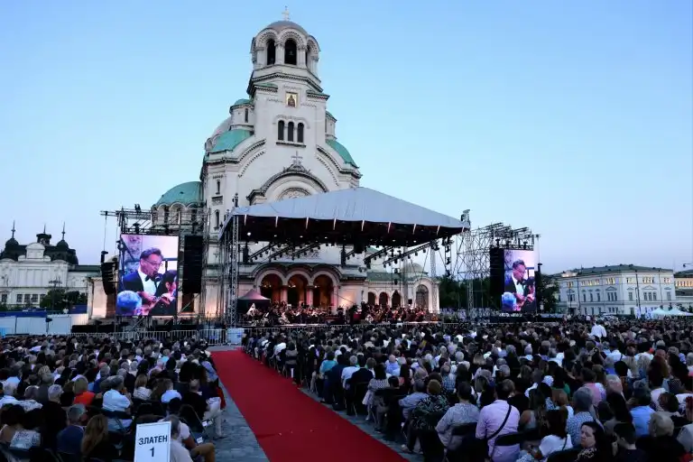 Площадът пред храма "Св. Александър Невски" стана сцена и огромна зрителна зала