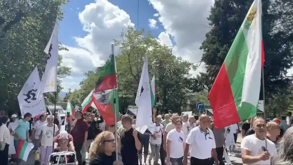 "Възраждане" блокира ВМЗ-Сопот, стигна се до сблъсъци с полицията