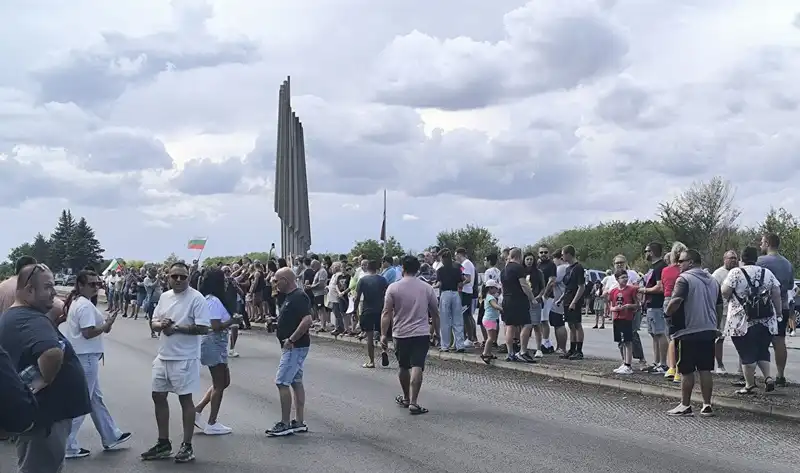Плевенчани блокираха главния път за София след село Ясен Снимки
