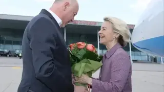 Урсула фон дер Лайен вече е в България, Желязков я посрещна с букет от рози Снимки