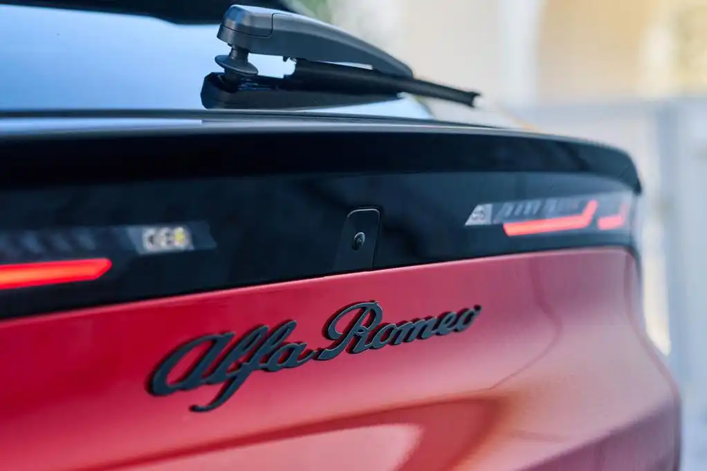 Alfa Romeo Junior 2025: Чуден кросоувър на достъпна цена