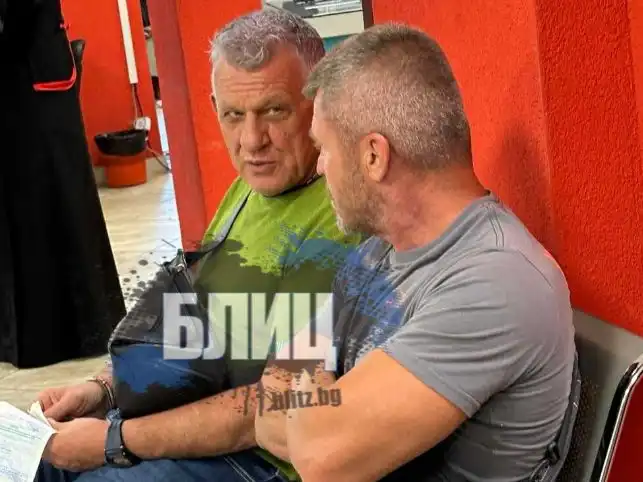 Фотобомба в БЛИЦ! Митичният митничар Паскал си вади паспорт с мутри