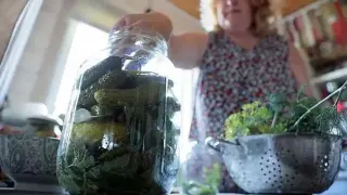 Класическа рецепта за кисели краставички с хрян