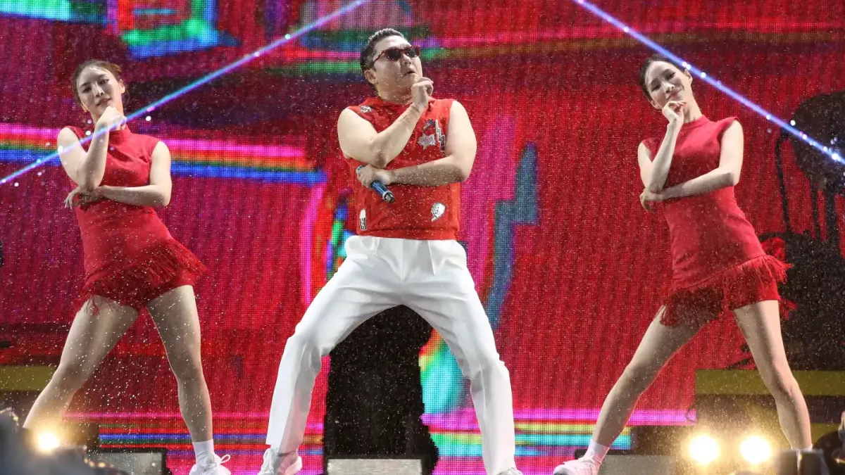 Psy яко го загази, щракнаха му белезници заради...