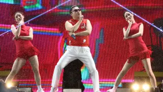 Psy яко го загази, щракнаха му белезници заради...