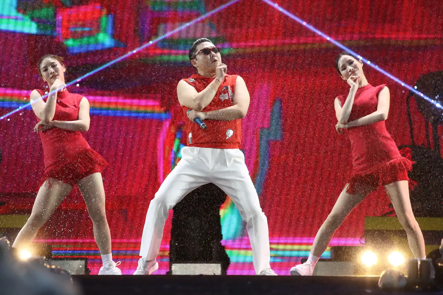 Psy яко го загази, щракнаха му белезници заради...