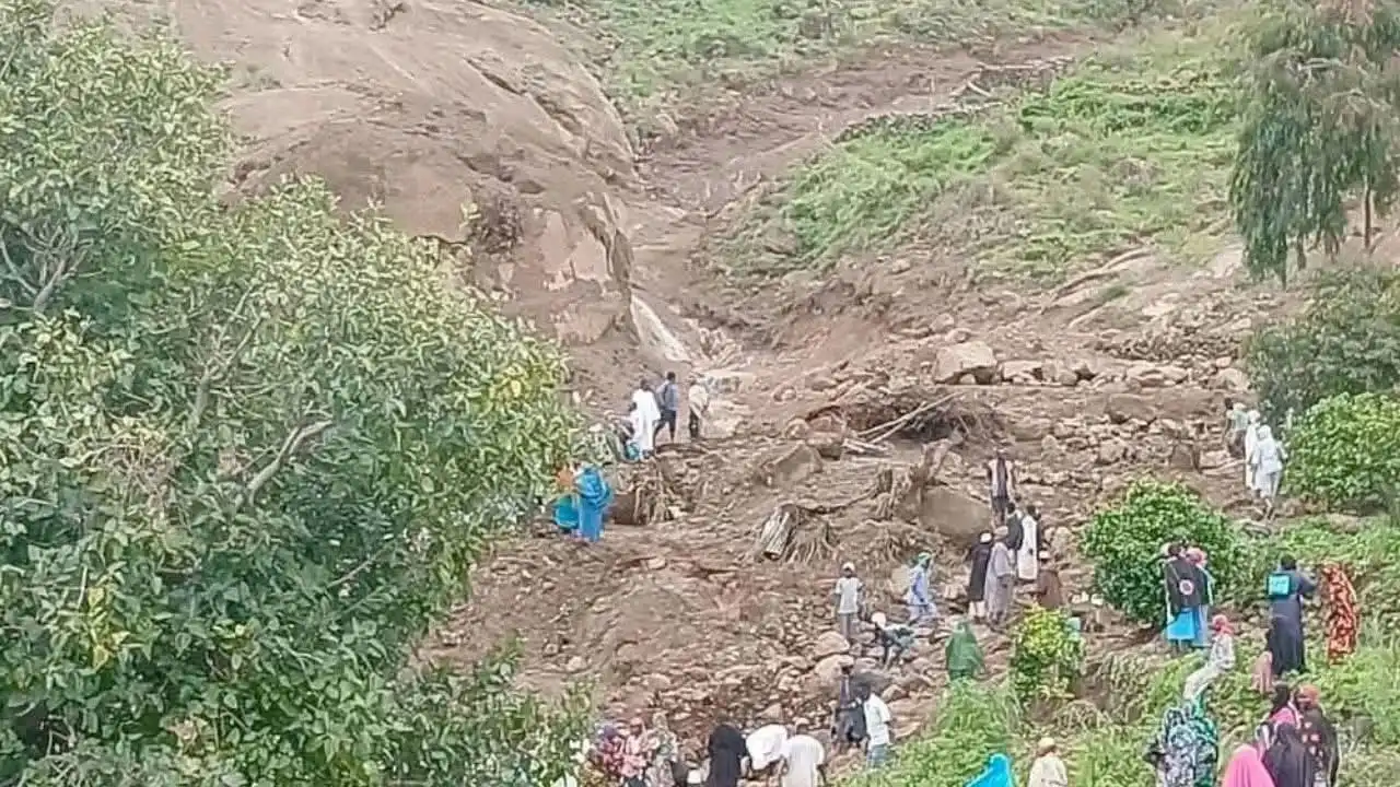Трагедия: Свлачище уби над 1000 души! Снимки
