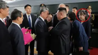 Ким пристигна с влак в Пекин, доведе и дъщеря си Видео