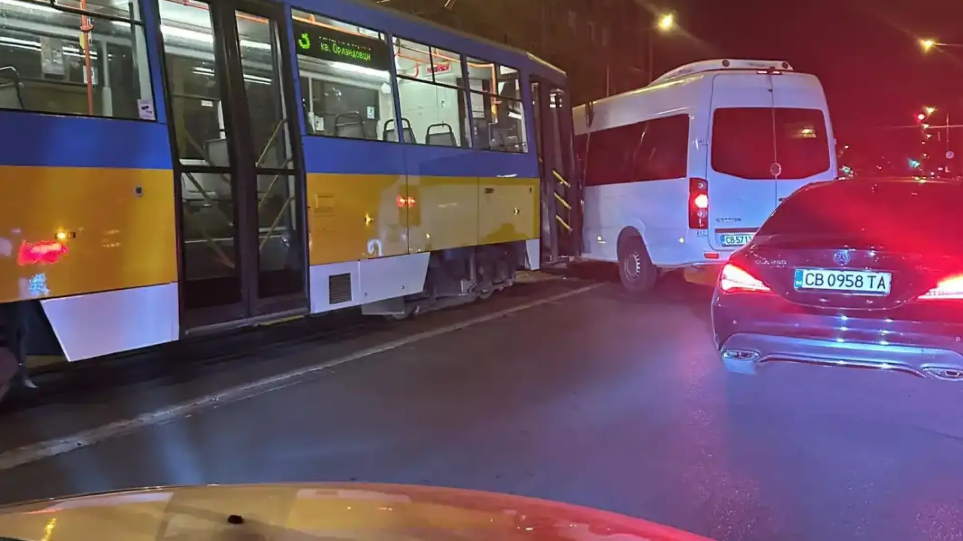 От тъмно до тъмно! Пак трясък на трамвайни ламарини в София Снимка