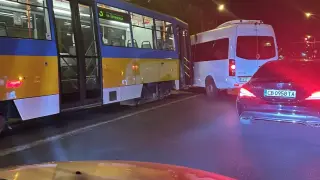 От тъмно до тъмно! Пак трясък на трамвайни ламарини в София Снимка