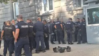 В центъра на София почерня от полиция Снимки