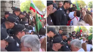 Извънредно: Напрежение пред НС, протестиращи опитаха да пробият кордона от полицаи Видео