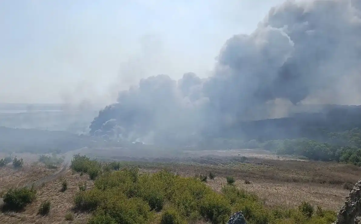 Извънредно: Голям пожар край Бургас, небето почерня