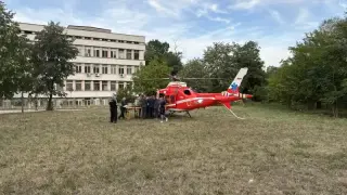 От последните минути: Вдигнаха въздушната линейка за момичето, полетяло от блок във Враца