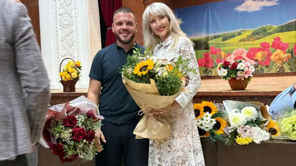 Дони Василева препълни зала в Ямбол за премиерата на автобиографичния си роман "Животът, който ми се падна“ Снимки