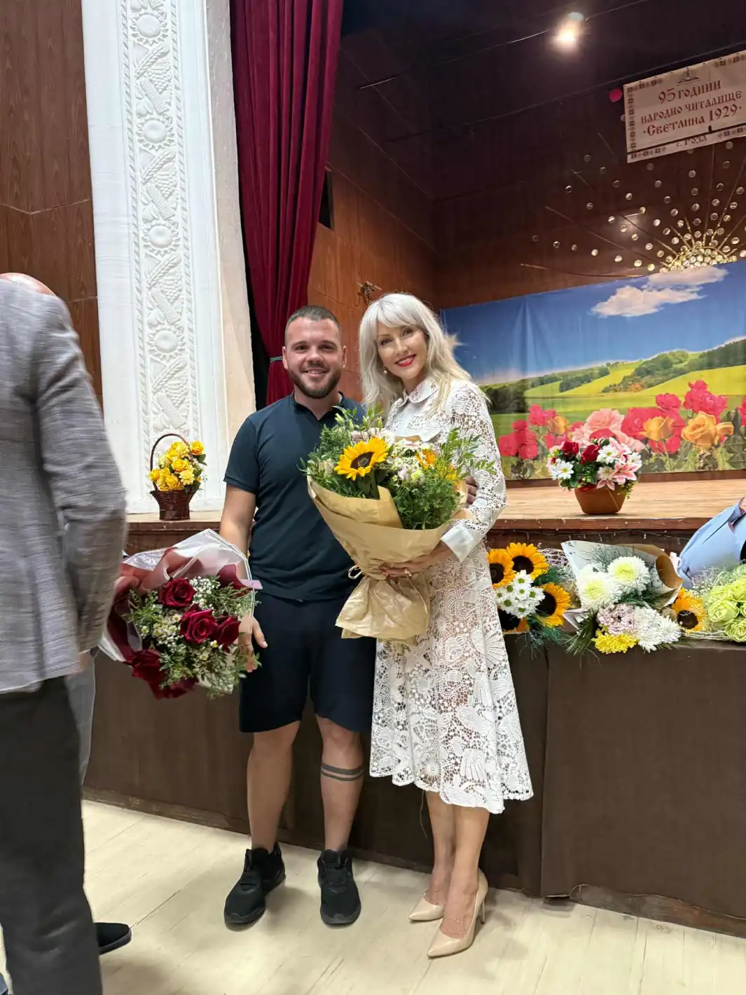 Дони Василева препълни зала в Ямбол за премиерата на автобиографичния си роман "Животът, който ми се падна“ Снимки